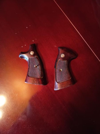 Buenas tardes, se venden cachas de madera Para el revolver S & W 586 . 30 € 01