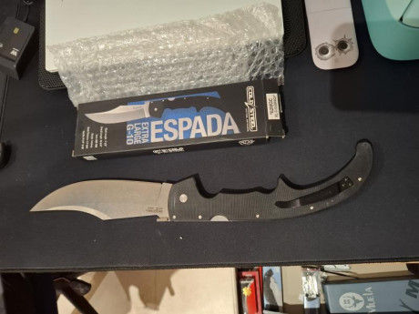 Vendo cold steel espada totalmente nueva,siempre en vitrina.
Se encuentra en tarragona.
200 euros,portes 00