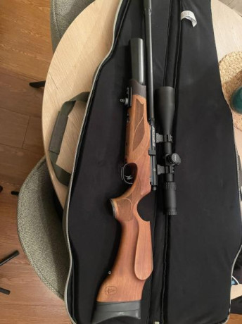 Se vende PCP Bsa R10 del calibre 4,5 Regulada Wallnut Carabina 
Incluye dos cargadores de 10 y un cargador 01