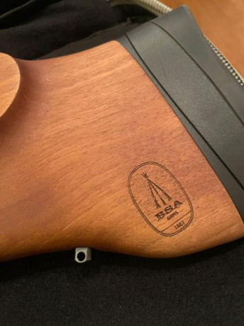 Se vende PCP Bsa R10 del calibre 4,5 Regulada Wallnut Carabina 
Incluye dos cargadores de 10 y un cargador 00