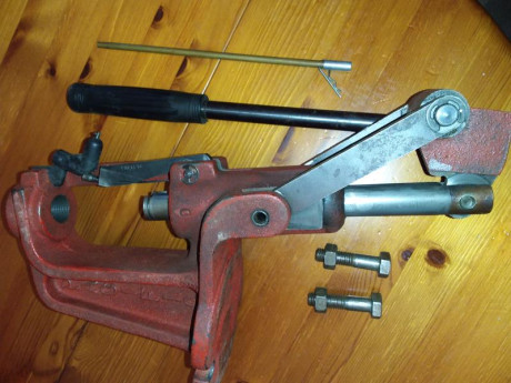 Maquina de recargar Pacific de hierro fundido (muy pesada y robusta). La vendo con el empistonador ya 02