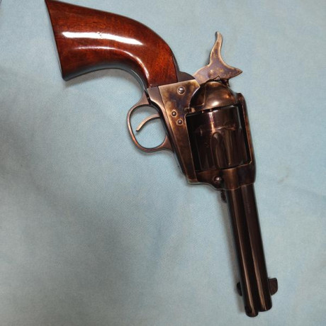 Vendo revólver Uberti calibre 44-40 de 4 y 3/4" de cañón, pavonado en negro intenso y armazón jaspeado. 00