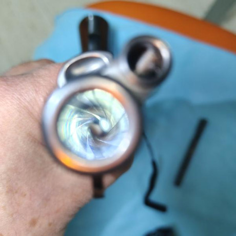 Vendo revólver Uberti calibre 44-40 de 4 y 3/4" de cañón, pavonado en negro intenso y armazón jaspeado. 12