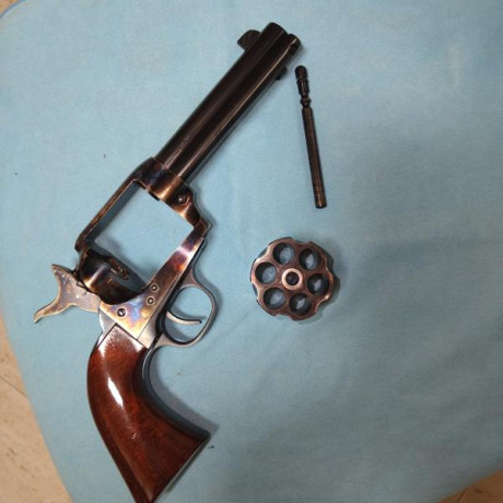 Vendo revólver Uberti calibre 44-40 de 4 y 3/4" de cañón, pavonado en negro intenso y armazón jaspeado. 11