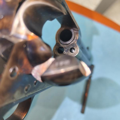 Vendo revólver Uberti calibre 44-40 de 4 y 3/4" de cañón, pavonado en negro intenso y armazón jaspeado. 10