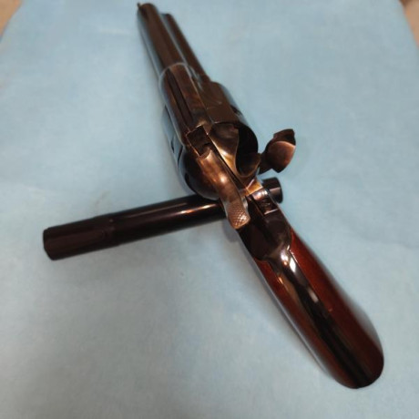 Vendo revólver Uberti calibre 44-40 de 4 y 3/4" de cañón, pavonado en negro intenso y armazón jaspeado. 21