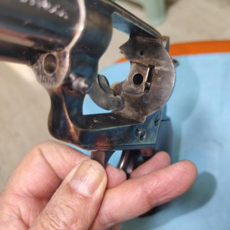 Vendo revólver Uberti calibre 44-40 de 4 y 3/4" de cañón, pavonado en negro intenso y armazón jaspeado. 20