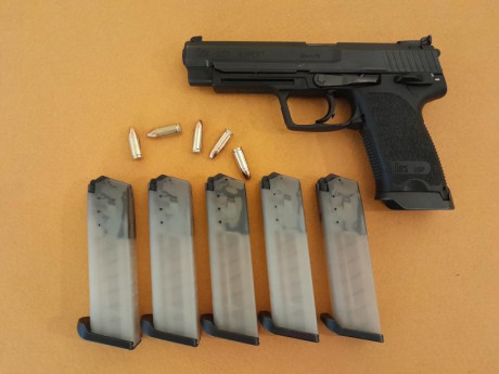 Vendo pistola HK usp Expert 9mm cañón de 5,2" en perfecto estado, con 5 cargadores, tres de ellos 00