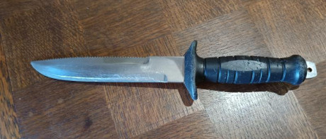 Cuchillo de submarinismo de la marca Nemrod. Ideal para actividades acuáticas.

- Hoja de acero con sierra.
- 01