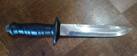 Cuchillo de submarinismo de la marca Nemrod. Ideal para actividades acuáticas.

- Hoja de acero con sierra.
- 00