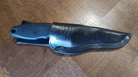 Cuchillo SOG modelo Field Pup con funda de cuero negro y hoja de 10cm.

Mango muy ergonómico que permite 02