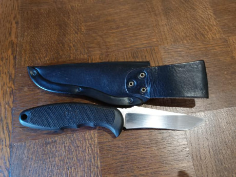 Cuchillo SOG modelo Field Pup con funda de cuero negro y hoja de 10cm.

Mango muy ergonómico que permite 01