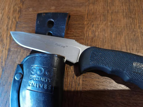 Cuchillo SOG modelo Field Pup con funda de cuero negro y hoja de 10cm.

Mango muy ergonómico que permite 00