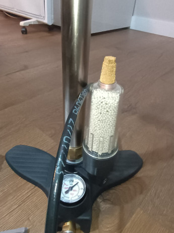 Bomba de alta presión, hasta 300 bares para cargar PCP.
Incluye sistema de filtro secante (Dry Pack) para 02