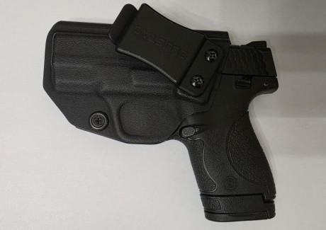 Pistola de 9 mm parabellum guiada actualmente en F con muy poco uso, prácticamente nueva.

Incluye 2 cargadores.
Incluye 01