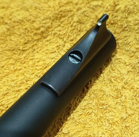 Se Vende esta carabina Semi-automática del Cal 22Lr.
La culata o armazón que soporta el arma es de material 71