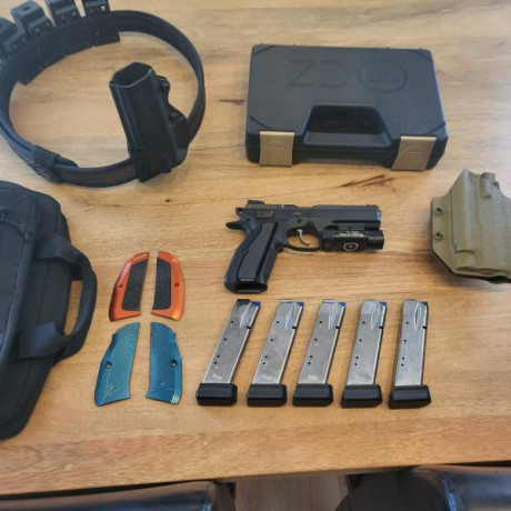 Se vende Pistola CZ SHADOW 2 negra 9mm con 5 cargadores, los 2 cargadores con los viene originalmente 00