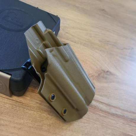 Se vende Pistola CZ SHADOW 2 negra 9mm con 5 cargadores, los 2 cargadores con los viene originalmente 10