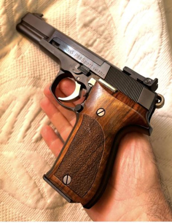 Se ofrece una magnífica pistola Walther P88 Champion 9mm de 6” y kit Walther Sport del 22Lr 6”. Estado 10