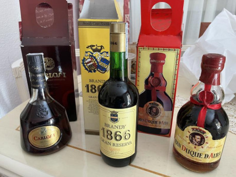 Vendo 3 botellas de Brandi.
1 Larios 1866 
1 Carlos I
1 Gran Duque de Alba
Las 3 completamente precintadas 00