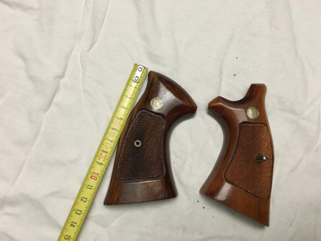 Se vende lote  de cachas de pistola y revólver; en la foto salen todas  NO se  modelos. Precio: 700 euros 112