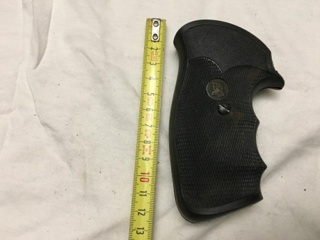 Se vende lote  de cachas de pistola y revólver; en la foto salen todas  NO se  modelos. Precio: 700 euros 111