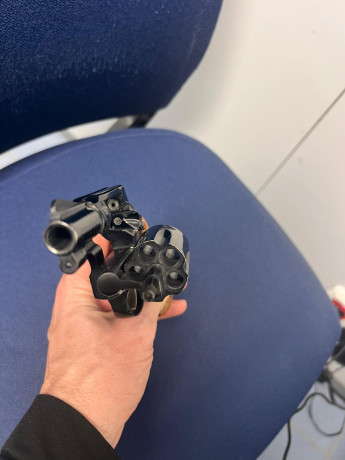 Hola compañeros vendo  Revolver Astra 9MM Corto de un compañero del trabajo. 01