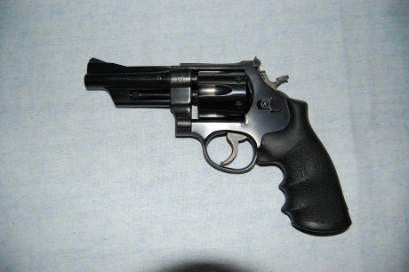 Revolver calibre 38 / 357.
En perfectas condiciones caja original.
cachas Hogue Neopreno y originales 01