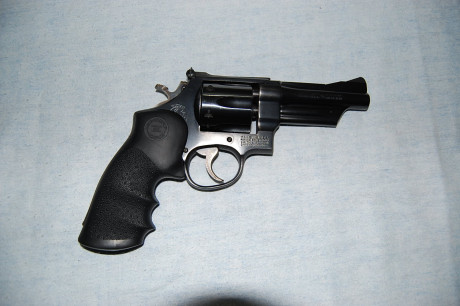 Revolver calibre 38 / 357.
En perfectas condiciones caja original.
cachas Hogue Neopreno y originales 00