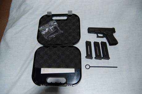 Pistola solo estrenada caja original con los componentes de origen, un cargador extra  y funda básica 02