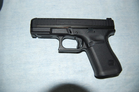 Pistola solo estrenada caja original con los componentes de origen, un cargador extra  y funda básica 00