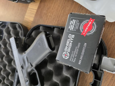 Muy buenas
Vendo Glock 17 quinta generación, modelo IPSC, punto rojo. 
Cinturón, portacargadores etc, 00