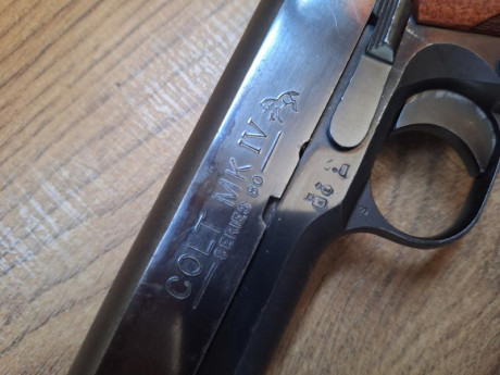 *SEVENDE* :

 *Pistola COLT MK IV Series 80, calibre 45 ACP.* 

2 Cargadores, el original y uno comprado 02