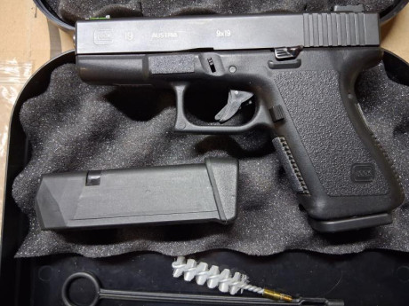 Hola. Vendo pistola Glock 19 de segunda generación.  Dos cargadores,uno de ellos con base +2,miras de 00