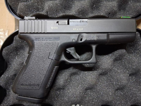 Hola. Vendo pistola Glock 19 de segunda generación.  Dos cargadores,uno de ellos con base +2,miras de 10