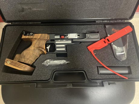 Pistola del 2021 sin prácticamente uso. Cacha rink M sin estrenar. 
1900€.
Más info: 680989807 02