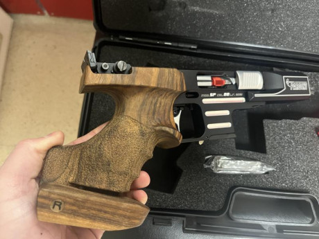 Pistola del 2021 sin prácticamente uso. Cacha rink M sin estrenar. 
1900€.
Más info: 680989807 01