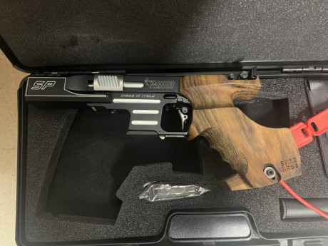 Pistola del 2021 sin prácticamente uso. Cacha rink M sin estrenar. 
1900€.
Más info: 680989807 00