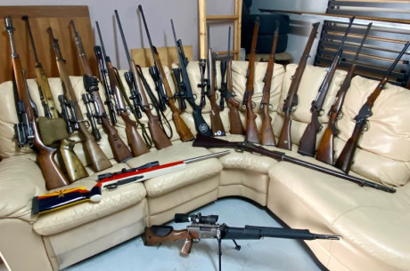 Hola, como tenia que buscar una mira telescopica para vender he tenido que sacar algunos rifles que molestaban! 40