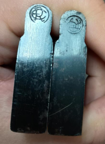 Se venden, en excelente estado:

"Astra 400" República Española guiada en F, con 2 cargadores 141