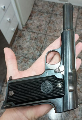 Se venden, en excelente estado:

"Astra 400" República Española guiada en F, con 2 cargadores 140