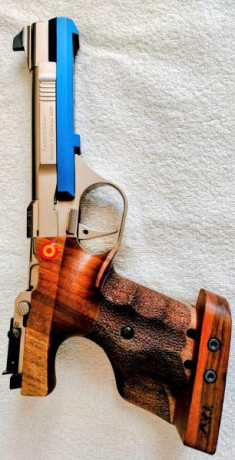 Buenas tardes. Pongo a la venta una pistola en cal. 22Lr Feinwerkbau AW93. Dispone de DOS dispositivos 01