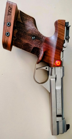 Buenas tardes. Pongo a la venta una pistola en cal. 22Lr Feinwerkbau AW93. Dispone de DOS dispositivos 00