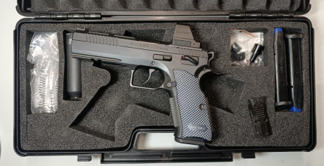 Se vende KMR Spectra con cachas de Titan.

Totalmente de serie, a excepción del kit de muelles de competición 00