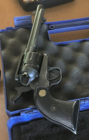 Vendo dos revólveres guiados en AER, el primero Pietta 45 COLT , tiene tirados 20 tiros , está nuevo , 01