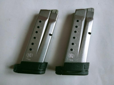 Hola, pongo a la venta dos cargadores de Smith y Wesson MP Shield del calibre 9mm Parabellum y 8 cartuchos 80
