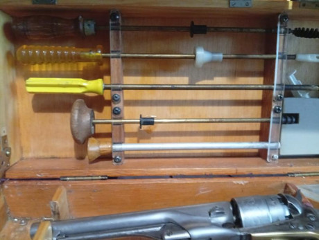 Vendo maleta 
Pará un revolver y dos pistolas 
80€ más Portes 
Está en león y Zamora 
Saludos 00