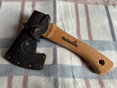 Buenas, pongo a la venta unas cuantas piezas:

-HULTAFORS hacha de trekking Ågelsjön Mini 0.5 Premium
Estado: 01