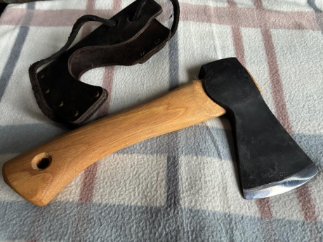 Buenas, pongo a la venta unas cuantas piezas:

-HULTAFORS hacha de trekking Ågelsjön Mini 0.5 Premium
Estado: 00
