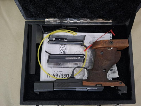 Vendo dos pistolas Unique, una del 22 lr, y otra de 32 sw, ambas en perfecto estado de uso y funcionamiento.

No 00